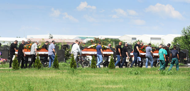 Три жртве монструозног злочина сахрањене уз потресан говор